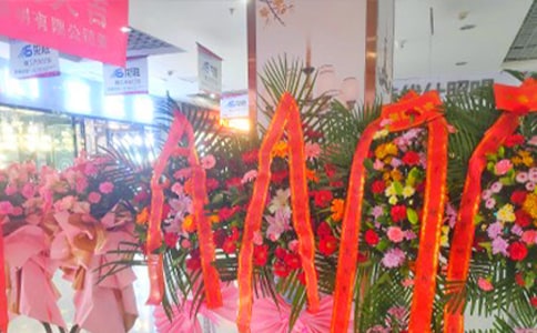 ����ף����