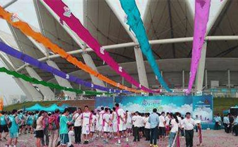 隆重的庆典只属于坚持着作文