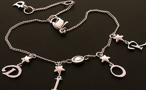 描写手链的精致的句子