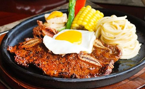 左手拿盾右手拿矛打一成语 西餐左手拿刀还是右手